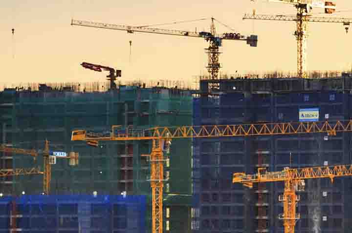 Multi-Block-AEC-large-cranes-at-constructions-site-in-morning-light
